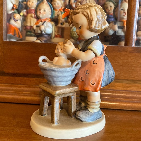 🖤TM6 ‘Doll Bath’ Hummel Goebel #319 - Picture 3 of 7